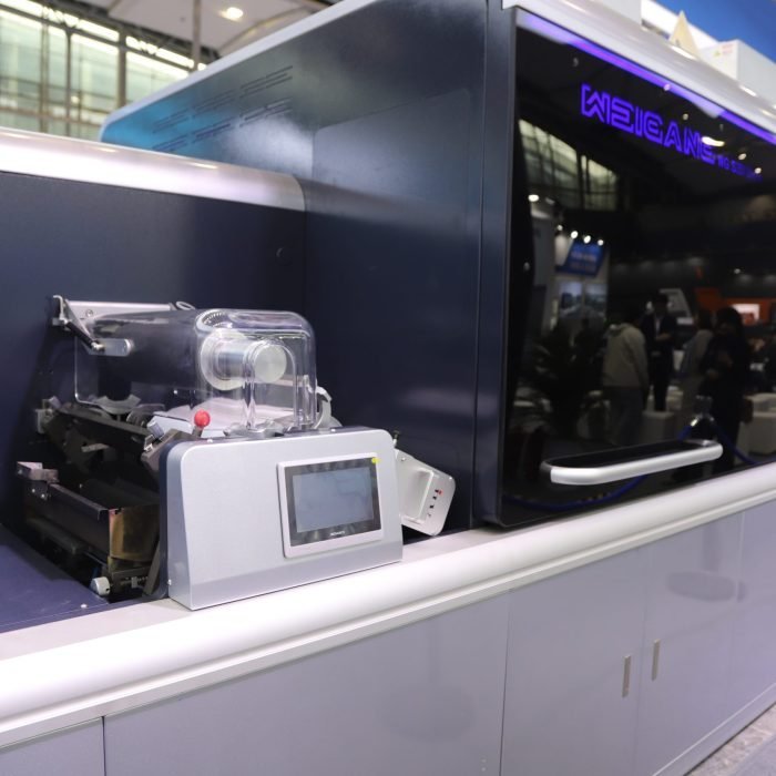 Индустрия печати этикеток переживает трансформацию, поскольку компании ищут более эффективные, гибкие и экологичные решения. В авангарде этих инноваций находятся WEIGANG и IUV, два лидера отрасли, объединившие усилия для разработки передовой гибридной технологии печати, сочетающей точность цифровой печати с эффективностью флексографской. Сила технологии гибридной печати Гибридная печать представляет собой значительный шаг вперед в производстве этикеток, предлагая предприятиям лучшее из обоих миров: Гибкость цифровой печати : идеально подходит для небольших тиражей, персонализации и печати переменных данных Эффективность флексографической печати : идеально подходит для больших тиражей с постоянным качеством и экономической эффективностью. Такое сочетание позволяет компаниям удовлетворять разнообразные потребности в печати в рамках единого рабочего процесса, повышая эксплуатационную гибкость и скорость реагирования на требования рынка. https://www.youtube.com/embed/9Ogc1CsY2E0?feature=oembed WEIGANG и IUV: лидеры отрасли решений для печати IMG 9900-масштабированный Компания WEIGANG , известный производитель печатного оборудования, обладает обширным опытом в области технологий флексографской печати. Благодаря своей приверженности инновациям, она стала надежным партнером для компаний, ищущих высококачественные решения для печати. Компания IUV , специализирующаяся на системах УФ-отверждения и решениях для цифровой печати, предлагает передовые технологии, которые повышают качество печати, скорость производства и экологичность. Их системы УФ-отверждения произвели революцию в производстве этикеток в различных отраслях. Компании WEIGANG и IUV совместно создали гибридные печатные решения, которые используют их совместные преимущества в технологиях цифровой и флексографской печати. Преимущества гибридного решения WEIGANG и IUV Повышение эффективности работы Гибридная система позволяет компаниям легко переключаться между цифровыми и флексографскими методами печати в зависимости от конкретных требований к заказу. Такая гибкость сокращает время простоя и оптимизирует производственные процессы. Оптимизация затрат Выбирая наиболее подходящий метод печати для каждого заказа, компании могут минимизировать затраты, сохраняя при этом высокие стандарты качества. Гибридный подход обеспечивает оптимальное использование ресурсов. Преимущества устойчивого развития Технология УФ-отверждения IUV снижает энергопотребление и выбросы по сравнению с традиционными методами сушки. Это соответствует растущим экологическим нормам и предпочтениям потребителей в отношении экологичной продукции. Превосходное качество печати Сочетание цифровой точности с эффективностью флексографской печати обеспечивает стабильно высокое качество печати на различных материалах и в различных областях применения. Рыночные тенденции, способствующие внедрению гибридной печати Рынок печати этикеток переживает значительный рост: прогнозируется среднегодовой темп роста (CAGR) в 6,6% в период с 2024 по 2025 год, что позволит достичь 52,11 млрд долларов США. Ключевые факторы, обуславливающие этот рост: Расширение моделей электронной коммерции и прямых продаж потребителю Спрос на персонализированную и индивидуальную упаковку Реализация инициатив в области устойчивого развития Необходимость в более коротких циклах и более быстрых сроках выполнения Технология гибридной печати идеально отвечает этим требованиям рынка, предлагая гибкие, эффективные и устойчивые решения в области печати. Примеры успешного внедрения Пример 1: Производство напитков Крупный производитель напитков внедрил гибридное печатное решение WEIGANG и IUV для производства индивидуальных этикеток для продукции ограниченного выпуска. Система позволила эффективно производить небольшие тиражи с помощью цифровой печати, сохраняя при этом рентабельность при печати большими тиражами с помощью флексографической печати. Пример 2: Косметическая промышленность Косметический бренд использовал гибридную технологию для создания высококачественных, персонализированных этикеток для своих премиальных продуктов. Система УФ-отверждения обеспечивала долговечность и устойчивость к влаге, а цифровые технологии позволяли создавать индивидуальные дизайны. Перспективы будущего По мере развития технологий ожидается, что гибридные системы печати станут ещё более совершенными, с более высокой степенью автоматизации, интеграцией искусственного интеллекта и расширенной совместимостью с запечатываемыми материалами. Сотрудничество WEIGANG и IUV позиционирует их как ключевых игроков, формирующих будущее печати этикеток.