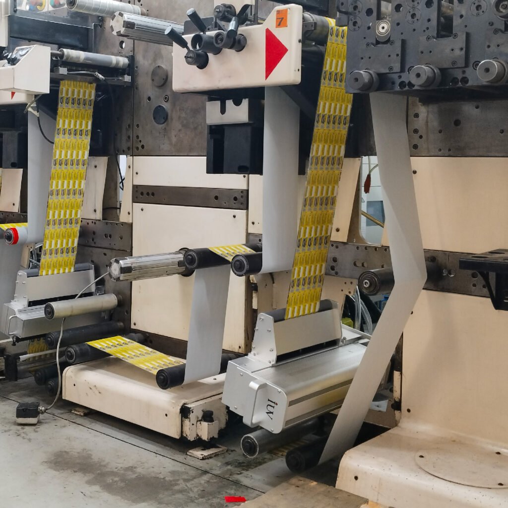 Роль УФ-отверждения в печати на пластиковых материалах и этикетках