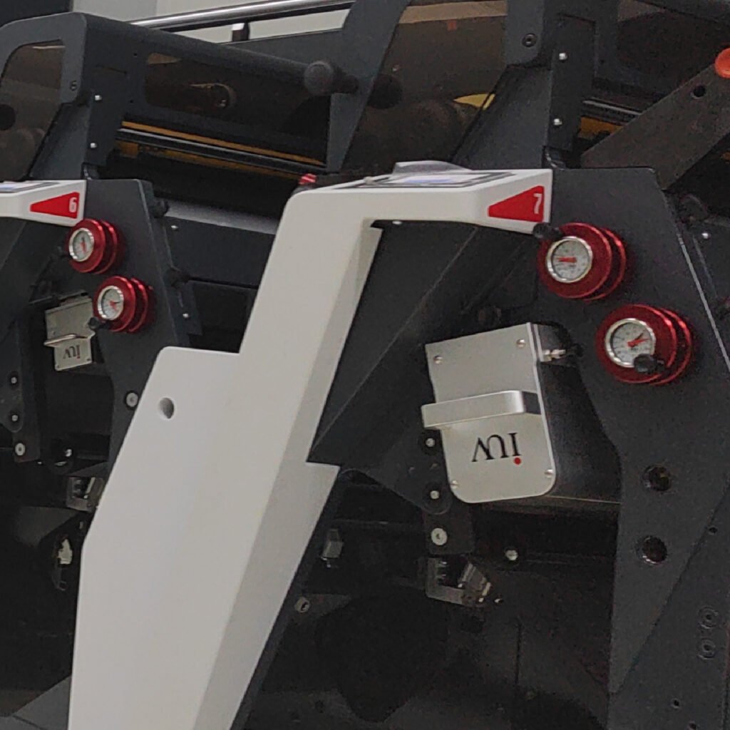 Святлодыёдныя УФ-сістэмы ў параўнанні з традыцыйнымі што выбраць для вашай друкарні