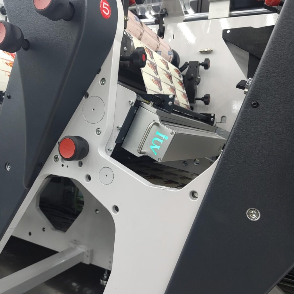 Совместимость систем светодиодного УФ-отверждения с лаком и красками нового поколения