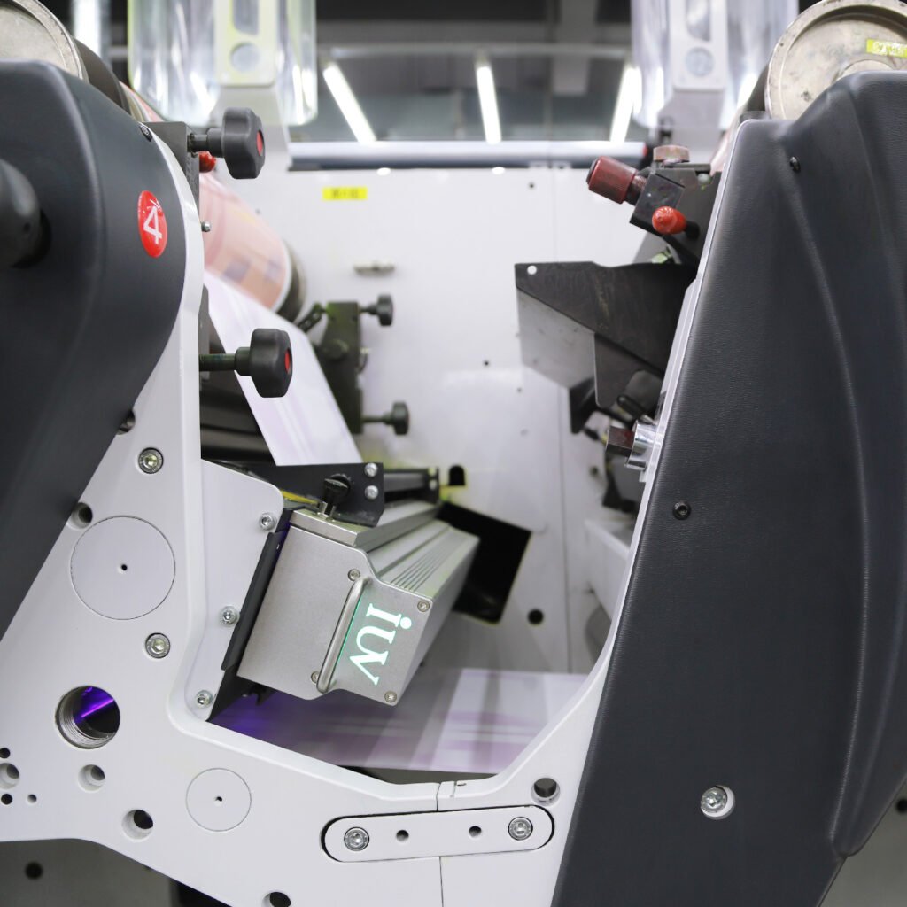 Сістэмы УФ-замацавання з выкарыстаннем святлодыёдаў перавагі ў друку на высокахуткасных машынах