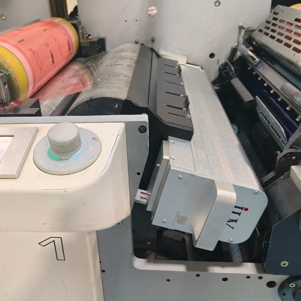 Влияние длины волны LED UV на качество отверждения красок в узкорулонной печати